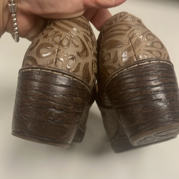 boc Tan - brown Leather Embossed Women's clogs /  Mules size 8 - Picture 5 of 10